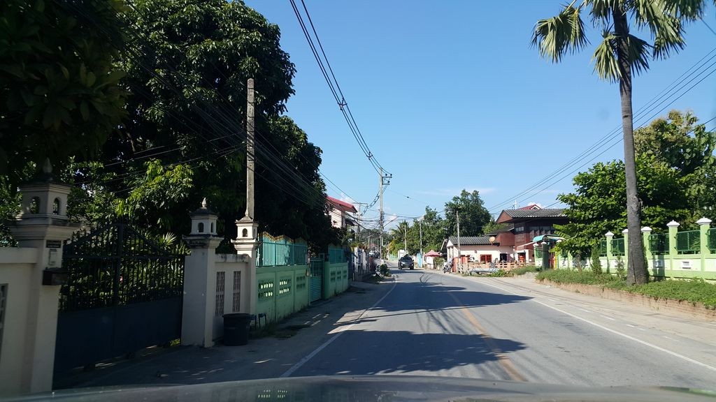 ภาพถนนตรงที่ ร้านยาข่วงเปาเภสัช ตั้งอยู่ ถ่ายโดย jrcarlsen พ.ศ. 2559 (2016) · A street-level view of where ร้านยาข่วงเปาเภสัช · Khwongpaophesat Pharmacy stands, by jrcarlsen in 2559 (2016)
