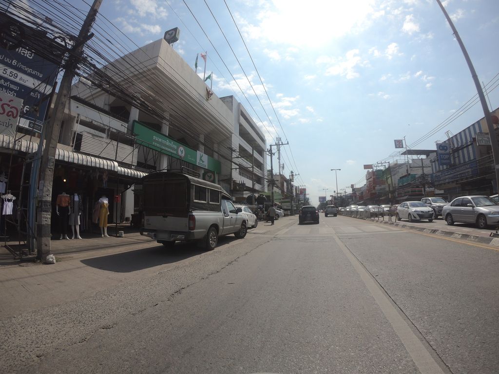 ภาพถนนตรงที่ ทองย้อยโภชนา ตั้งอยู่ ถ่ายโดย chanuwath_grab พ.ศ. 2562 (2019) · A street-level view of where ทองย้อยโภชนา · Thong Yoi Photna stands, by chanuwath_grab in 2562 (2019)
