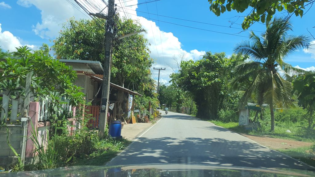 ภาพถนนตรงที่ Racha Meow ตั้งอยู่ ถ่ายโดย jrcarlsen พ.ศ. 2564 (2021) · A street-level view of where Racha Meow stands, by jrcarlsen in 2564 (2021)