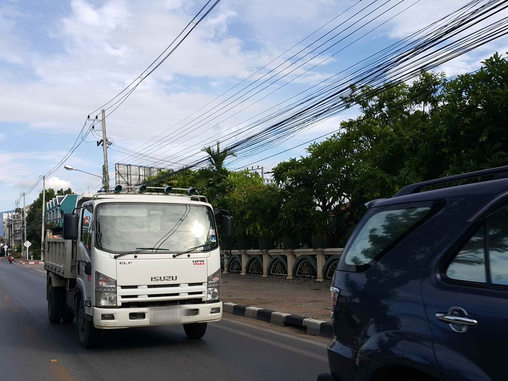 ภาพถนนตรงที่ ร้านส้มตำยโสธร เจ้อรเจ้าเก่า ตั้งอยู่ ถ่ายโดย jrcarlsen พ.ศ. 2558 (2015) · A street-level view of where ร้านส้มตำยโสธร เจ้อรเจ้าเก่า · Ran Som Tam Yasotra Che On Chaokao stands, by jrcarlsen in 2558 (2015)
