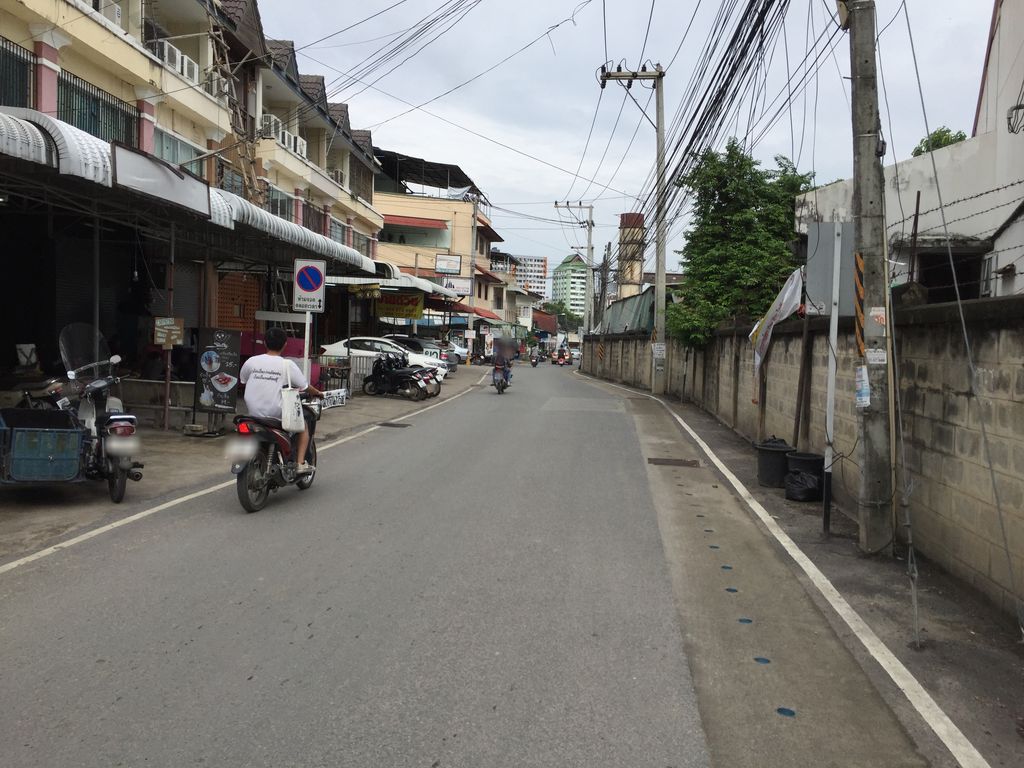 ภาพถนนตรงที่ ก๋วยเตี๋ยวชามโต ตั้งอยู่ ถ่ายโดย alvinsj พ.ศ. 2560 (2017) · A street-level view of where ก๋วยเตี๋ยวชามโต · Kuai Tiaochamto stands, by alvinsj in 2560 (2017)