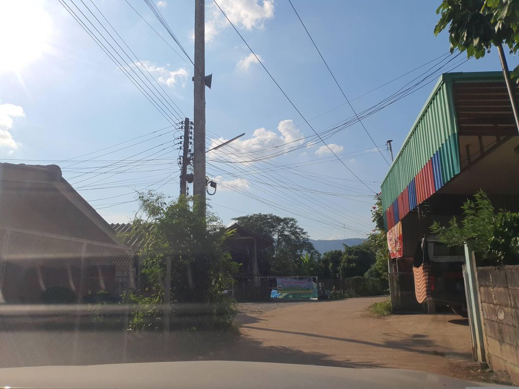 ภาพถนนตรงที่ แววดาว ผักสด ตั้งอยู่ ถ่ายโดย jrcarlsen พ.ศ. 2566 (2023) · A street-level view of where แววดาว ผักสด · Waeodao Phaksot stands, by jrcarlsen in 2566 (2023)
