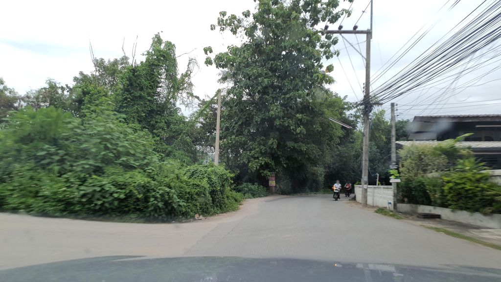 ภาพถนนตรงที่ อู่อนุพันธ์ เซอร์วิส ตั้งอยู่ ถ่ายโดย jrcarlsen พ.ศ. 2564 (2021) · A street-level view of where อู่อนุพันธ์ เซอร์วิส · Uanuphan Service stands, by jrcarlsen in 2564 (2021)
