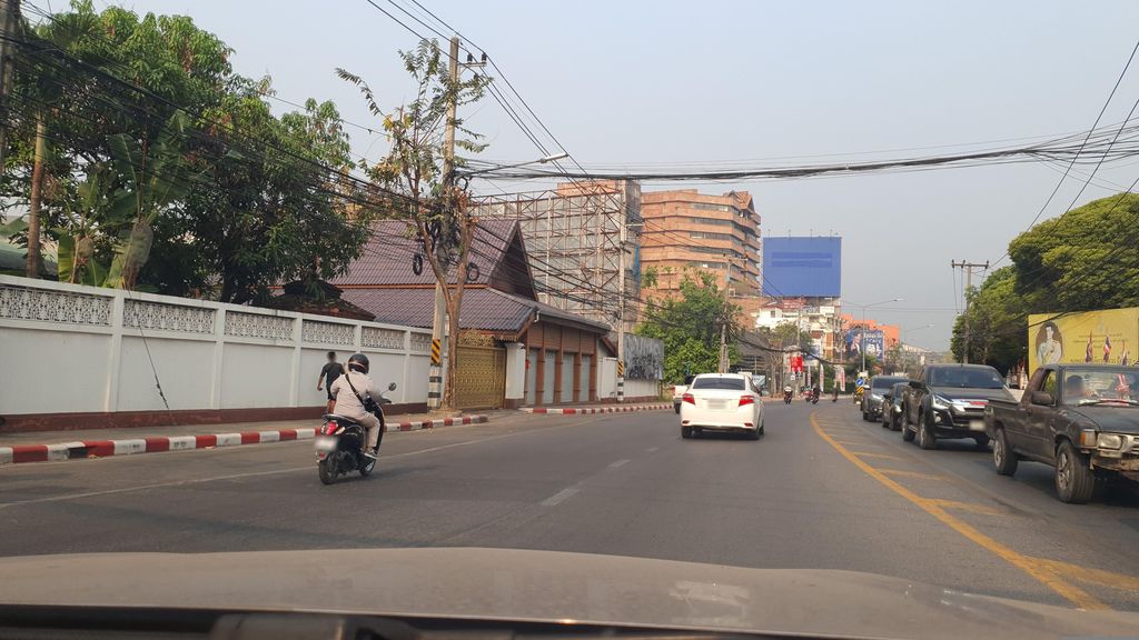 ภาพถนนตรงที่ Chiangmai Craft Beer & ตั้งอยู่ ถ่ายโดย jrcarlsen พ.ศ. 2566 (2023) · A street-level view of where Chiangmai Craft Beer & stands, by jrcarlsen in 2566 (2023)