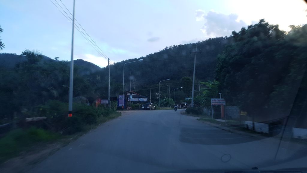 ภาพถนนตรงที่ ภูตะวัน คาเฟ่ ตั้งอยู่ ถ่ายโดย silamanee พ.ศ. 2561 (2018) · A street-level view of where ภูตะวัน คาเฟ่ · Phutawan Café stands, by silamanee in 2561 (2018)