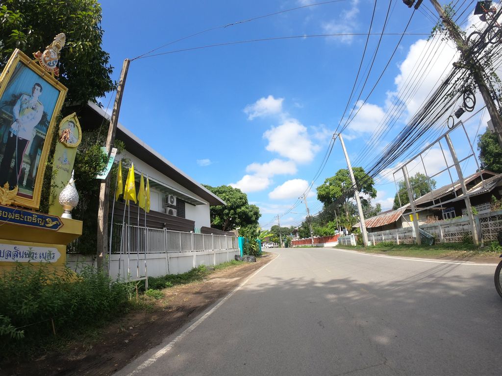 ภาพถนนตรงที่ The Tropical Clinic ตั้งอยู่ ถ่ายโดย chanuwath_grab พ.ศ. 2562 (2019) · A street-level view of where The Tropical Clinic stands, by chanuwath_grab in 2562 (2019)