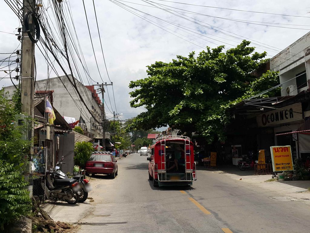 ภาพถนนตรงที่ เตี๋ยวขี้เมา ตั้งอยู่ ถ่ายโดย jrcarlsen พ.ศ. 2558 (2015) · A street-level view of where เตี๋ยวขี้เมา · Tiaokhimao stands, by jrcarlsen in 2558 (2015)