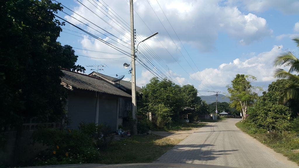 ภาพถนนตรงที่ ครัวบ้านบ้าน ตั้งอยู่ ถ่ายโดย jrcarlsen พ.ศ. 2560 (2017) · A street-level view of where ครัวบ้านบ้าน · Khruabanban stands, by jrcarlsen in 2560 (2017)