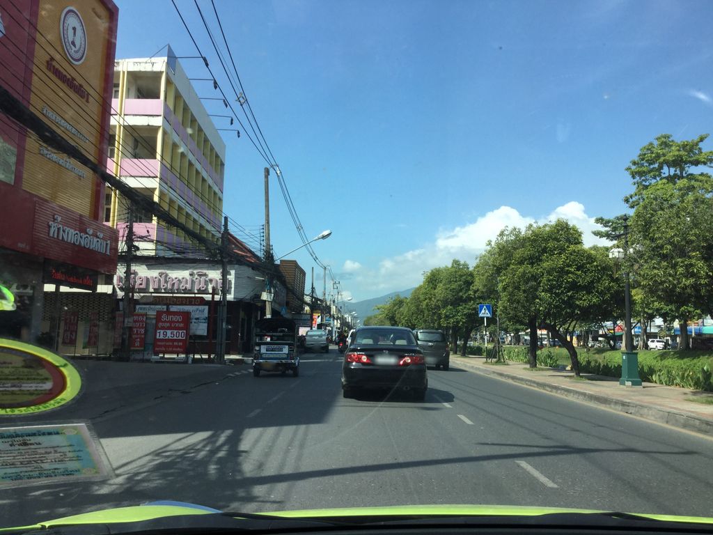 ภาพถนนตรงที่ Coffee Station ตั้งอยู่ ถ่ายโดย pimpream พ.ศ. 2559 (2016) · A street-level view of where Coffee Station stands, by pimpream in 2559 (2016)