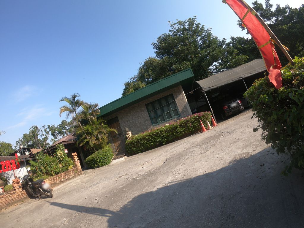 ภาพถนนตรงที่ เขยเจียงใหม่ ตั้งอยู่ ถ่ายโดย chanuwath_grab พ.ศ. 2562 (2019) · A street-level view of where เขยเจียงใหม่ · Khoeichiangmai stands, by chanuwath_grab in 2562 (2019)