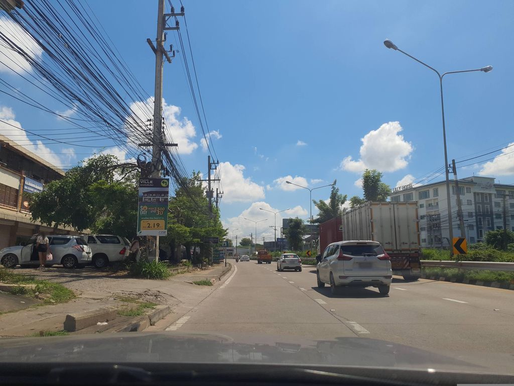 ภาพถนนตรงที่ ไม้เอกดีไซน์ ตั้งอยู่ ถ่ายโดย jrcarlsen พ.ศ. 2566 (2023) · A street-level view of where ไม้เอกดีไซน์ · Maiekdisai stands, by jrcarlsen in 2566 (2023)