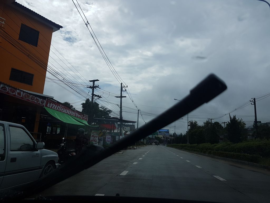 ภาพถนนตรงที่ แม่หมีมียา ตั้งอยู่ ถ่ายโดย ekkarin พ.ศ. 2561 (2018) · A street-level view of where แม่หมีมียา · Mae Mi Miya stands, by ekkarin in 2561 (2018)