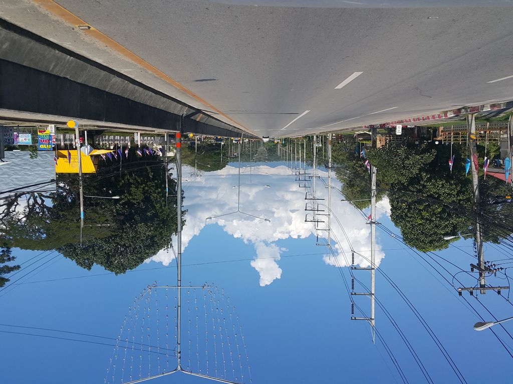 ภาพถนนตรงที่ ธนาคารออมสิน สาขาแม่แตง ตั้งอยู่ ถ่ายโดย jrcarlsen พ.ศ. 2558 (2015) · A street-level view of where ธนาคารออมสิน สาขาแม่แตง · Omsin Sakha Mae Taeng Bank stands, by jrcarlsen in 2558 (2015)