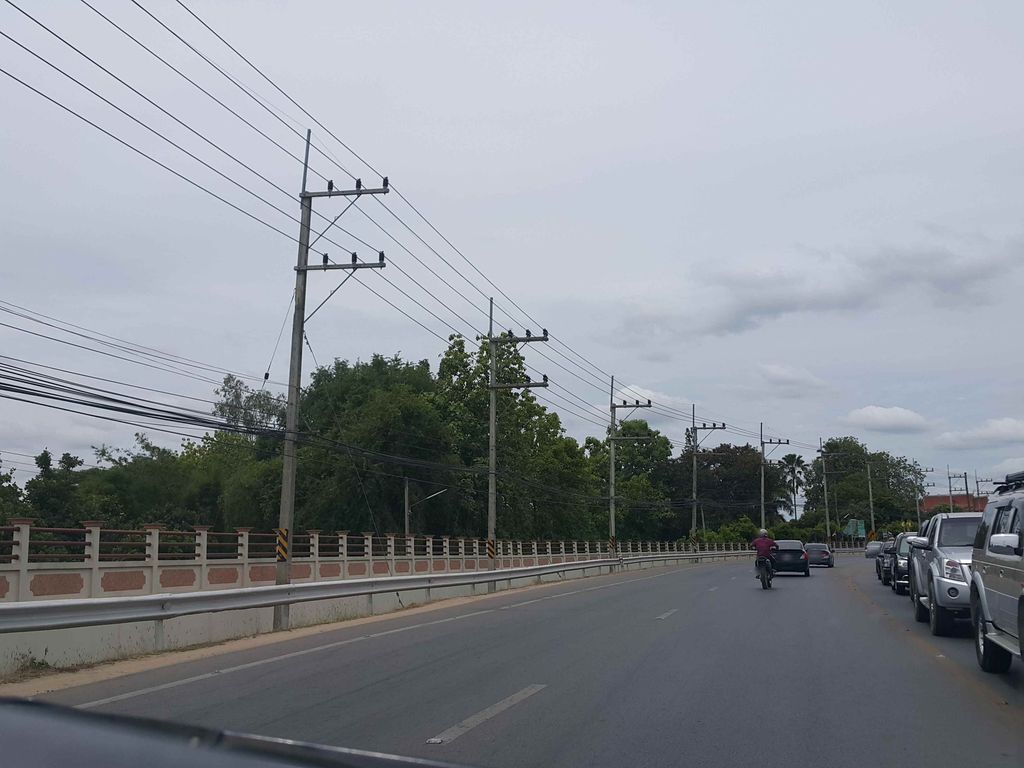ภาพถนนตรงที่ ธนวัฒน์ ตั้งอยู่ ถ่ายโดย jrcarlsen พ.ศ. 2558 (2015) · A street-level view of where ธนวัฒน์ · Thonwat stands, by jrcarlsen in 2558 (2015)