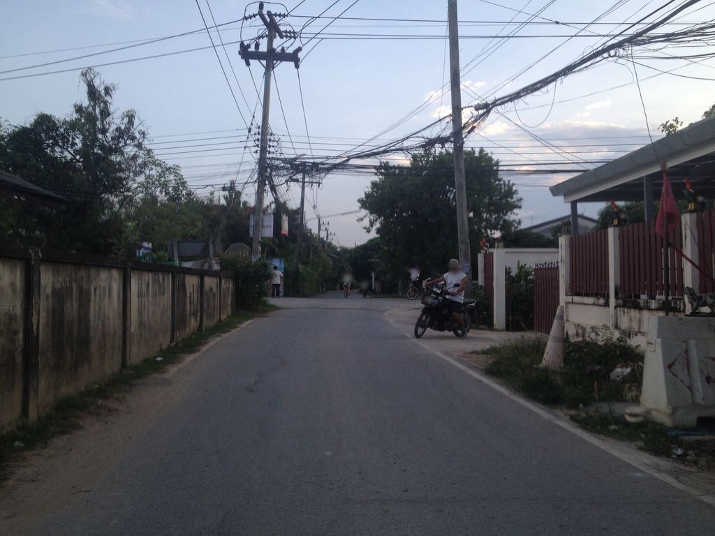 ภาพถนนตรงที่ Bao Bao Homemade Donuts - Changthong สาขาช่างทอง ตั้งอยู่ ถ่ายโดย jimwatana พ.ศ. 2558 (2015) · A street-level view of where Bao Bao Homemade Donuts - Changthong สาขาช่างทอง stands, by jimwatana in 2558 (2015)