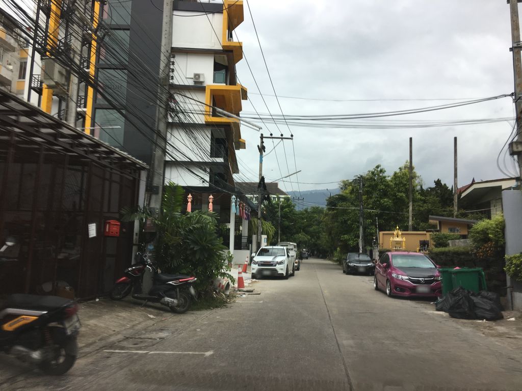 ภาพถนนตรงที่ S Condo ตั้งอยู่ ถ่ายโดย wapriz พ.ศ. 2561 (2018) · A street-level view of where S Condo stands, by wapriz in 2561 (2018)