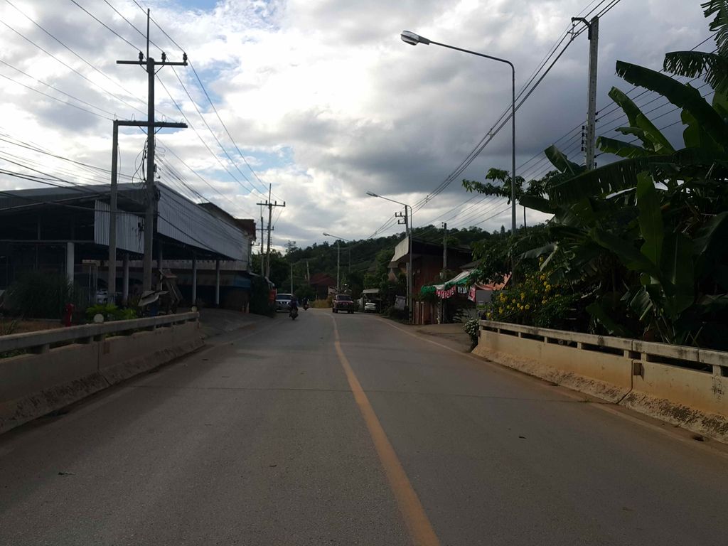 ภาพถนนตรงที่ ร้านสมพรปลาสดแม่แจ่ม ตั้งอยู่ ถ่ายโดย jrcarlsen พ.ศ. 2558 (2015) · A street-level view of where ร้านสมพรปลาสดแม่แจ่ม · Ran Samaphon Platda Mae Chaem stands, by jrcarlsen in 2558 (2015)