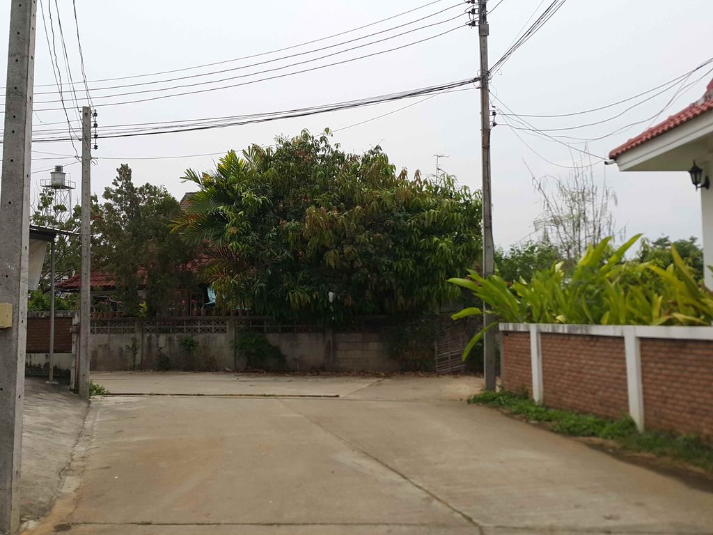 ภาพถนนตรงที่ พีพี เพลส ตั้งอยู่ ถ่ายโดย jrcarlsen พ.ศ. 2558 (2015) · A street-level view of where พีพี เพลส · Phiphi Place stands, by jrcarlsen in 2558 (2015)