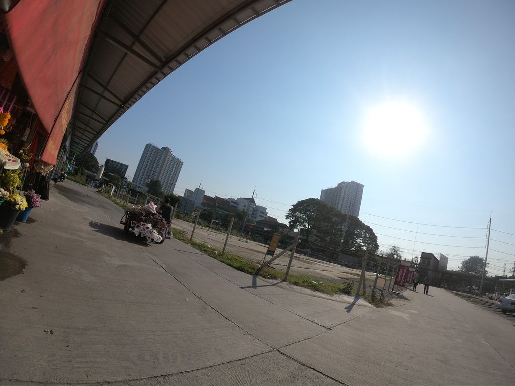 ภาพถนนตรงที่ ครัวโก๋ต้อม ตั้งอยู่ ถ่ายโดย chanuwath_grab พ.ศ. 2562 (2019) · A street-level view of where ครัวโก๋ต้อม · Khruakotom stands, by chanuwath_grab in 2562 (2019)