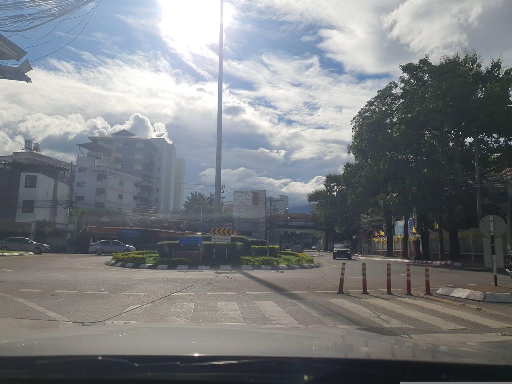 ภาพถนนตรงที่ สองขาลอาหารตามสั่ง ตั้งอยู่ ถ่ายโดย jrcarlsen พ.ศ. 2566 (2023) · A street-level view of where สองขาลอาหารตามสั่ง · Song Khan Ahantamsang stands, by jrcarlsen in 2566 (2023)