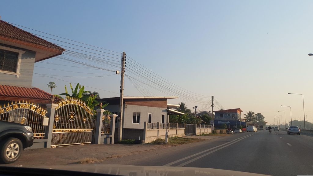 ภาพถนนตรงที่ Happy Days Chiang Mai ตั้งอยู่ ถ่ายโดย jrcarlsen พ.ศ. 2566 (2023) · A street-level view of where Happy Days Chiang Mai stands, by jrcarlsen in 2566 (2023)