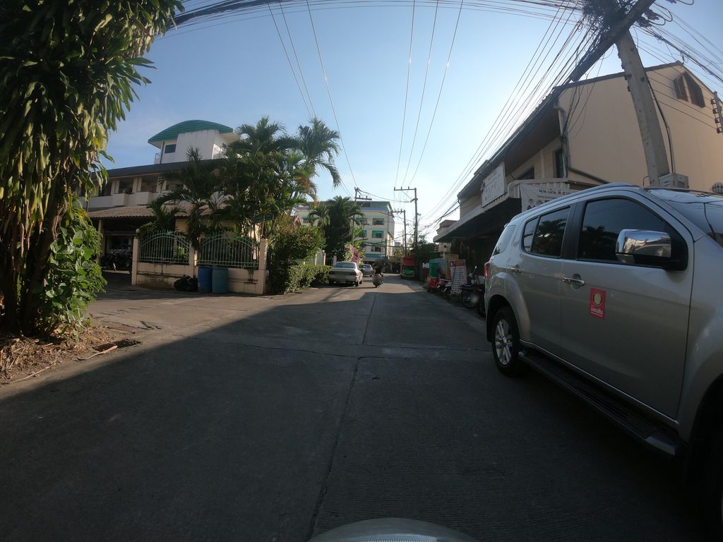 ภาพถนนตรงที่ นุ่น เอ็น พี ซาลอน ตั้งอยู่ ถ่ายโดย chanuwath_grab พ.ศ. 2562 (2019) · A street-level view of where นุ่น เอ็น พี ซาลอน · Nun En Phi Salon stands, by chanuwath_grab in 2562 (2019)