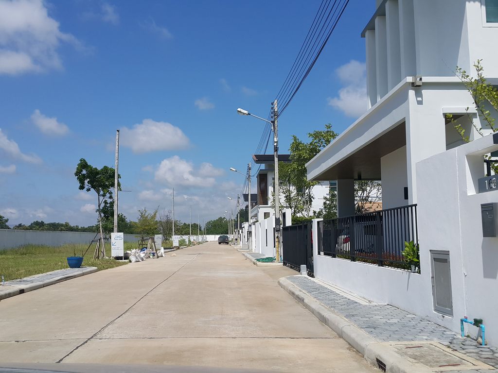 ภาพถนนตรงที่ พูลวิลล่าเชียงใหม่Chiang Mai Pool Villa’s ตั้งอยู่ ถ่ายโดย jrcarlsen พ.ศ. 2558 (2015) · A street-level view of where พูลวิลล่าเชียงใหม่Chiang Mai Pool Villa’s stands, by jrcarlsen in 2558 (2015)