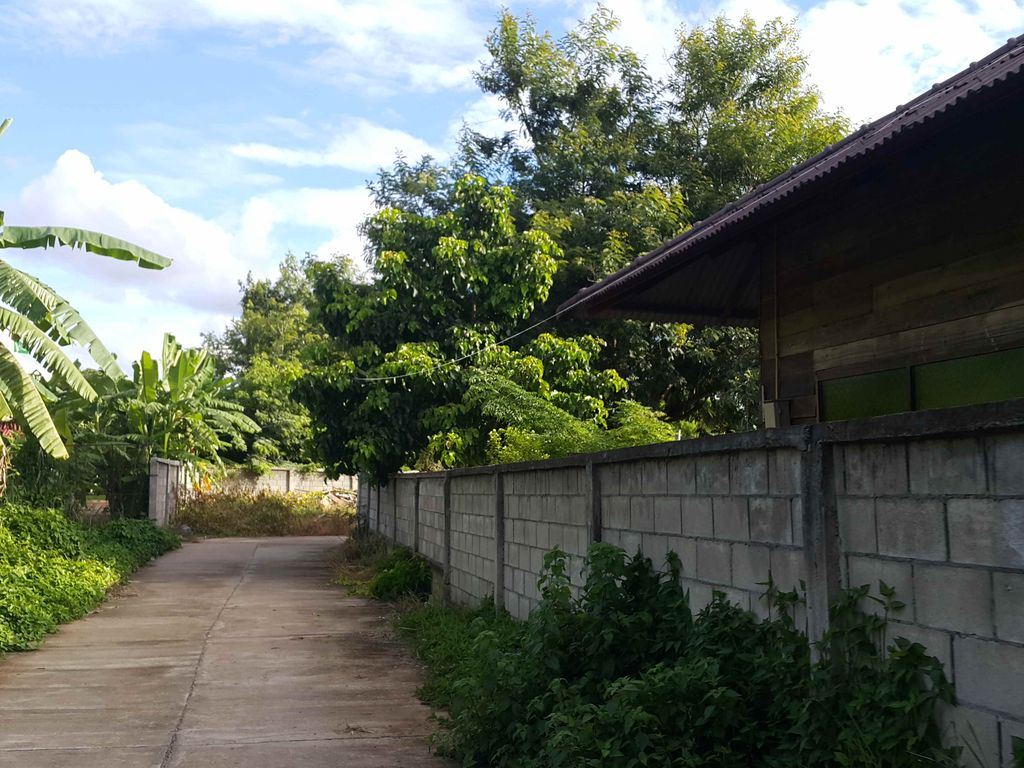 ภาพถนนตรงที่ เมืองแจ่มเฮ้าส์ Muangchaem House ห้องพักราคาประหยัดใจกลางเมืองแจ่ม ตั้งอยู่ ถ่ายโดย jrcarlsen พ.ศ. 2558 (2015) · A street-level view of where เมืองแจ่มเฮ้าส์ Muangchaem House ห้องพักราคาประหยัดใจกลางเมืองแจ่ม stands, by jrcarlsen in 2558 (2015)