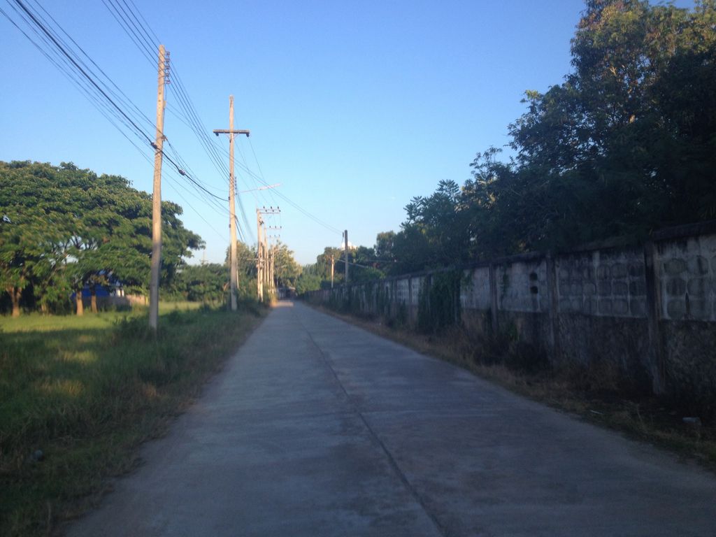 ภาพถนนตรงที่ หมู่บ้าน Wind Valley Hangdong : วิลด์ วัลเล่ย์ หางดง ตั้งอยู่ ถ่ายโดย jimwatana พ.ศ. 2558 (2015) · A street-level view of where หมู่บ้าน Wind Valley Hangdong : วิลด์ วัลเล่ย์ หางดง stands, by jimwatana in 2558 (2015)