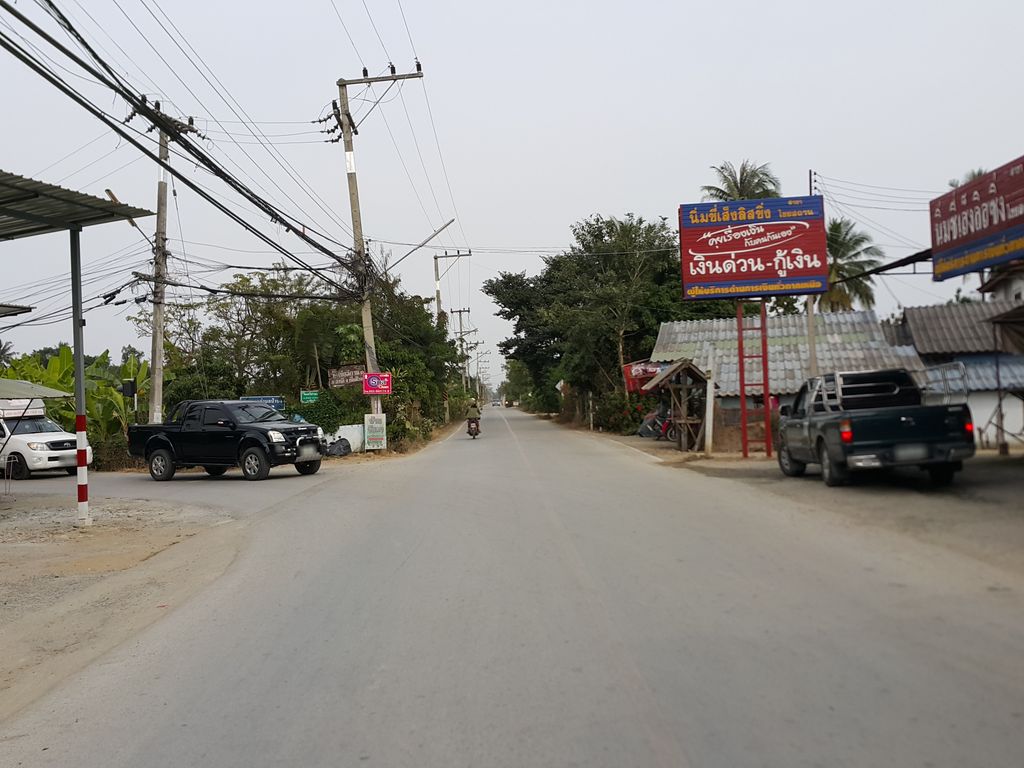 ภาพถนนตรงที่ นิ่มลีสซิ่ง ไชยสถาน ตั้งอยู่ ถ่ายโดย jrcarlsen พ.ศ. 2557 (2014) · A street-level view of where นิ่มลีสซิ่ง ไชยสถาน · Nimlitsing Chaisathan stands, by jrcarlsen in 2557 (2014)