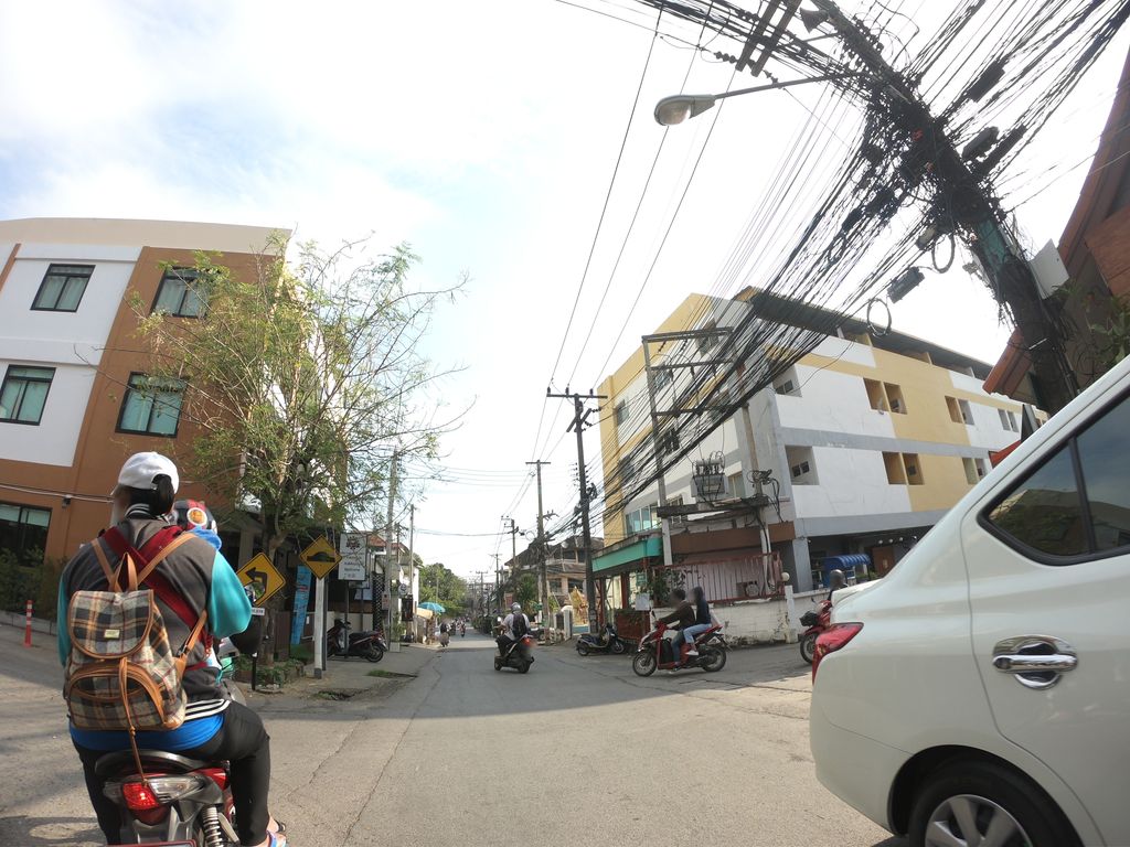 ภาพถนนตรงที่ ครัวบ้านลุง ตั้งอยู่ ถ่ายโดย chanuwath_grab พ.ศ. 2562 (2019) · A street-level view of where ครัวบ้านลุง · Khruabanlung stands, by chanuwath_grab in 2562 (2019)
