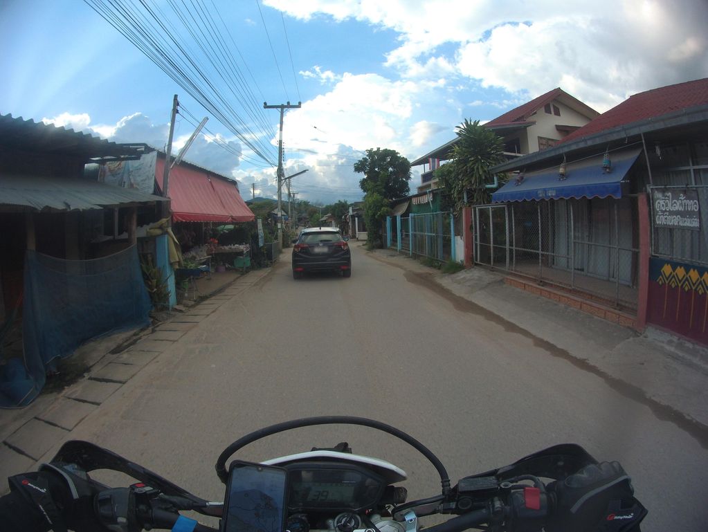 ภาพถนนตรงที่ ร้านศรีวิไลผ้าทอ ตั้งอยู่ ถ่ายโดย julcnx พ.ศ. 2566 (2023) · A street-level view of where ร้านศรีวิไลผ้าทอ · Ran Siwilai Phata stands, by julcnx in 2566 (2023)
