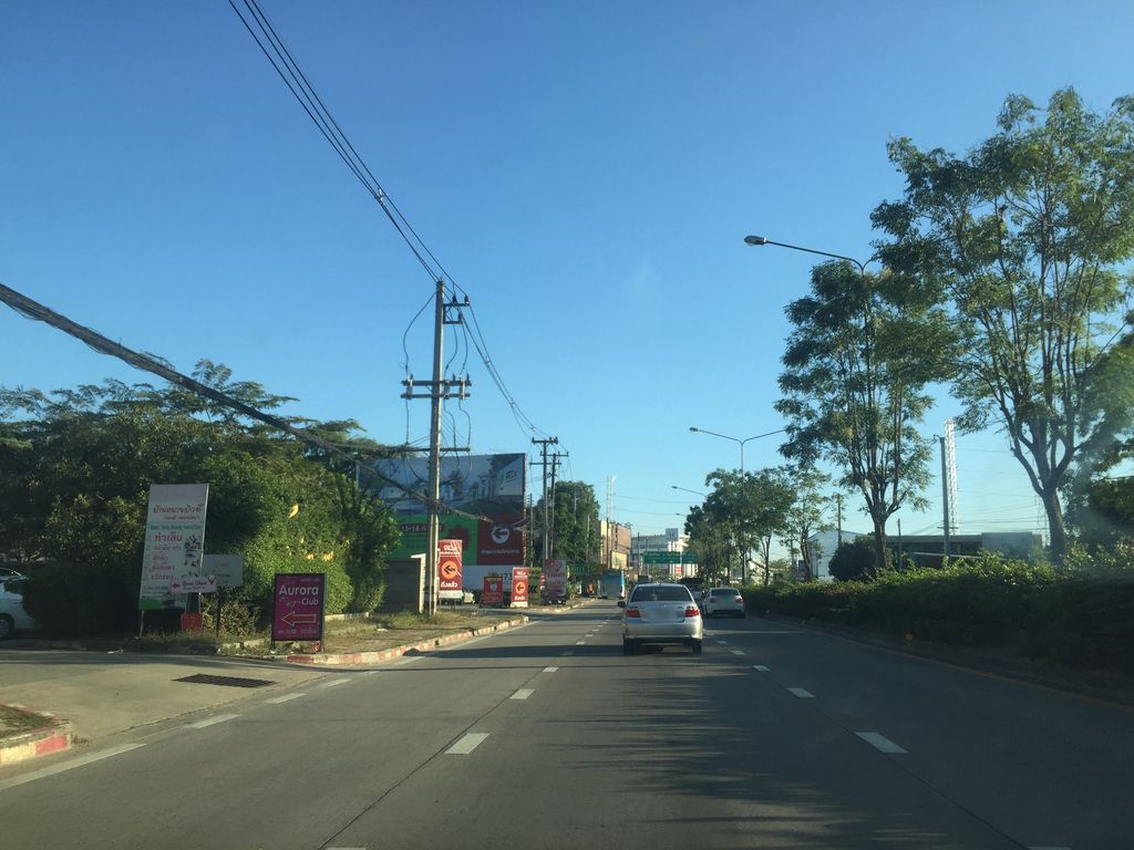 ภาพถนนตรงที่ เพ่ยเพ่ย รถสวย ตั้งอยู่ ถ่ายโดย kyoko พ.ศ. 2561 (2018) · A street-level view of where เพ่ยเพ่ย รถสวย · Phoeiphoei Rotsuai stands, by kyoko in 2561 (2018)
