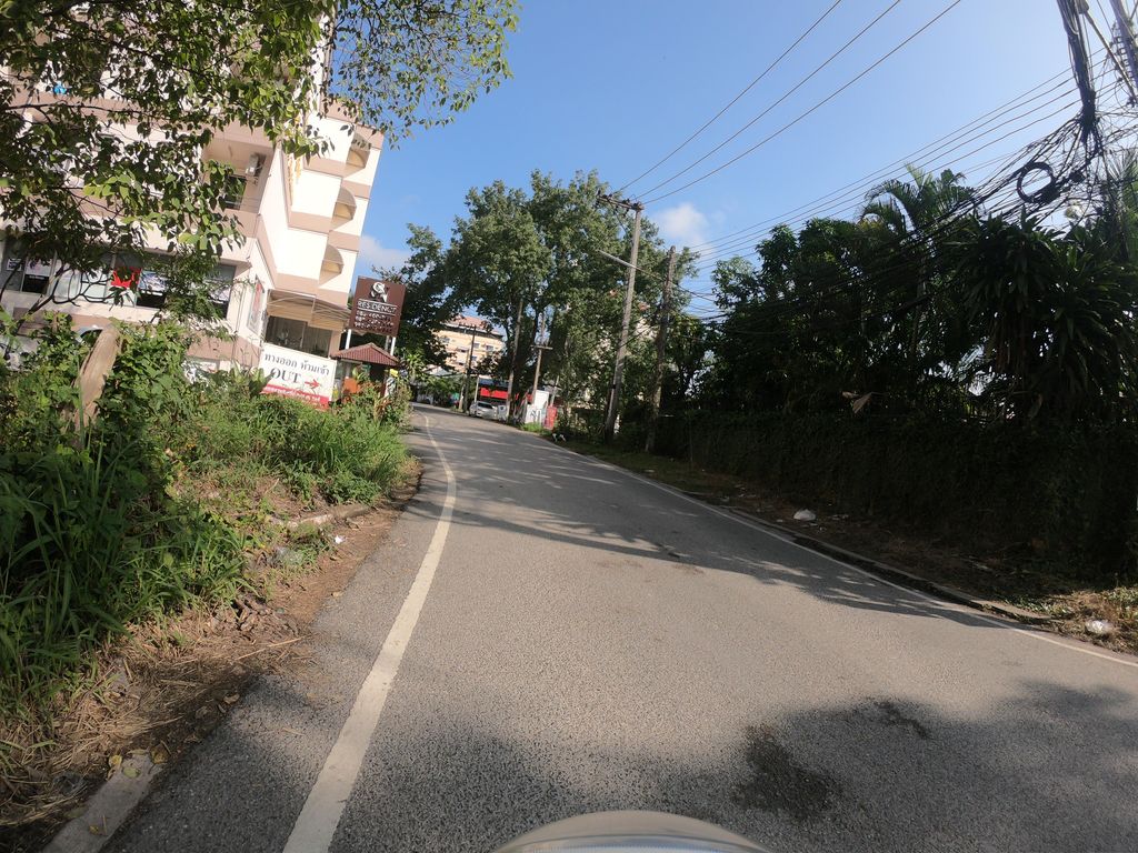 ภาพถนนตรงที่ Chew ตั้งอยู่ ถ่ายโดย chanuwath_grab พ.ศ. 2562 (2019) · A street-level view of where Chew stands, by chanuwath_grab in 2562 (2019)