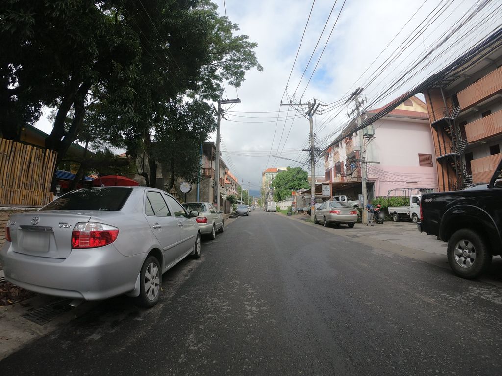 ภาพถนนตรงที่ ซัมเมอร์ เฮาส์ ตั้งอยู่ ถ่ายโดย chanuwath_grab พ.ศ. 2562 (2019) · A street-level view of where ซัมเมอร์ เฮาส์ · Sammoe House stands, by chanuwath_grab in 2562 (2019)