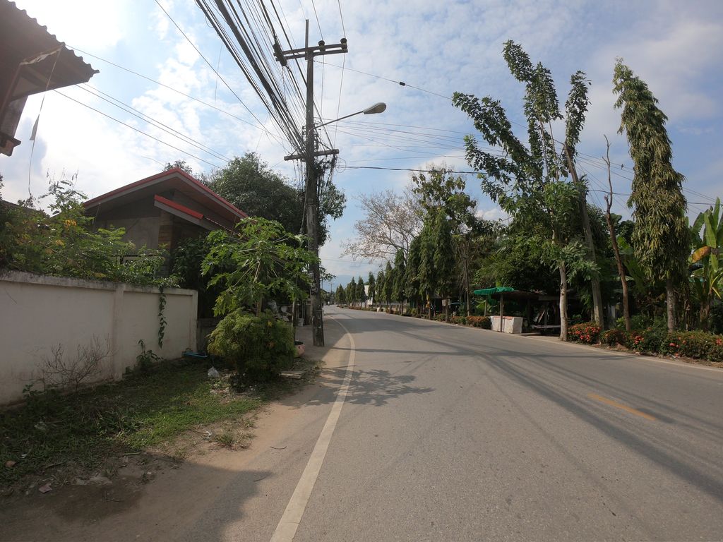 ภาพถนนตรงที่ บ้านฟ้ามุ่ย อ.สันทราย จ.เชียงใหม่ ตั้งอยู่ ถ่ายโดย chanuwath_grab พ.ศ. 2562 (2019) · A street-level view of where บ้านฟ้ามุ่ย อ.สันทราย จ.เชียงใหม่ · Ban Famui A.San Sai Cha.Chiang Mai stands, by chanuwath_grab in 2562 (2019)