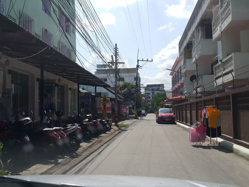 ภาพถนนตรงที่ Hermesinn ตั้งอยู่ ถ่ายโดย jrcarlsen พ.ศ. 2558 (2015) · A street-level view of where Hermesinn stands, by jrcarlsen in 2558 (2015)