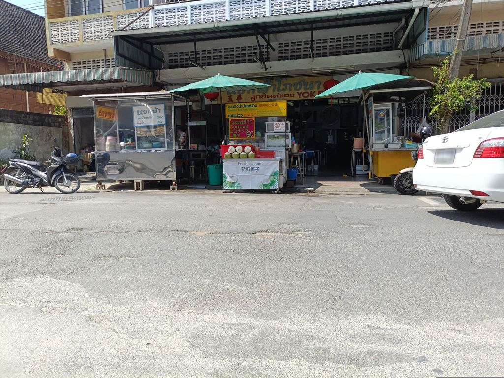 ภาพถนนตรงที่ สำนักงาน เหล่ากาชาตจังหวัดเชียงใหม่ ตั้งอยู่ ถ่ายโดย skillsy พ.ศ. 2568 (2025) · A street-level view of where สำนักงาน เหล่ากาชาตจังหวัดเชียงใหม่ · Samnakngan Lao Kachat Changwat Chiang Mai stands, by skillsy in 2568 (2025)