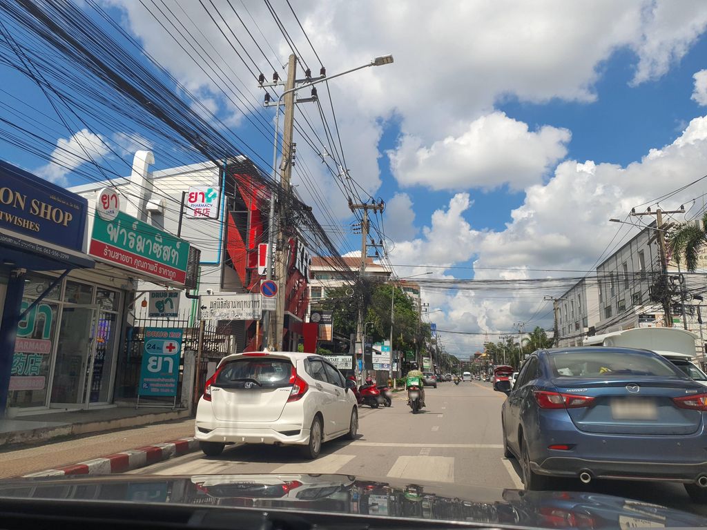 ภาพถนนตรงที่ ร้านขายยา ฟาร์มาซิสท์ ตั้งอยู่ ถ่ายโดย jrcarlsen พ.ศ. 2566 (2023) · A street-level view of where ร้านขายยา ฟาร์มาซิสท์ · Famasit Pharmacy stands, by jrcarlsen in 2566 (2023)