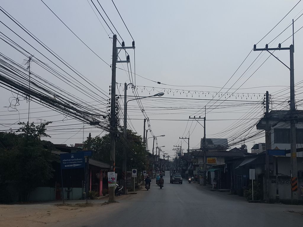 ภาพถนนตรงที่ ร้านศรีสวัสดิ์นาฬิกา ตั้งอยู่ ถ่ายโดย jrcarlsen พ.ศ. 2559 (2016) · A street-level view of where ร้านศรีสวัสดิ์นาฬิกา · Ran Sitwat Nalika stands, by jrcarlsen in 2559 (2016)