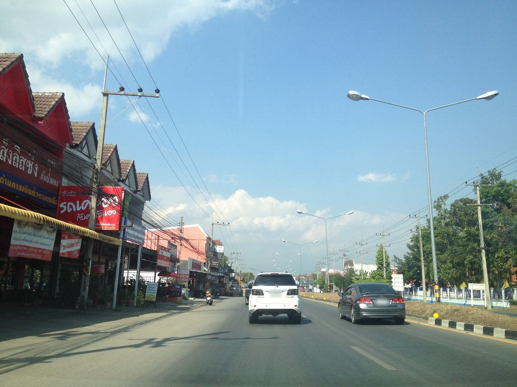 ภาพถนนตรงที่ ส.รุ่งเรืองเครื่องมือช่าง สาขาสันป่าตอง ตั้งอยู่ ถ่ายโดย jimwatana พ.ศ. 2558 (2015) · A street-level view of where ส.รุ่งเรืองเครื่องมือช่าง สาขาสันป่าตอง · Sa.rungrueang Khrueangmue Chang Sakha San Pa Tong stands, by jimwatana in 2558 (2015)