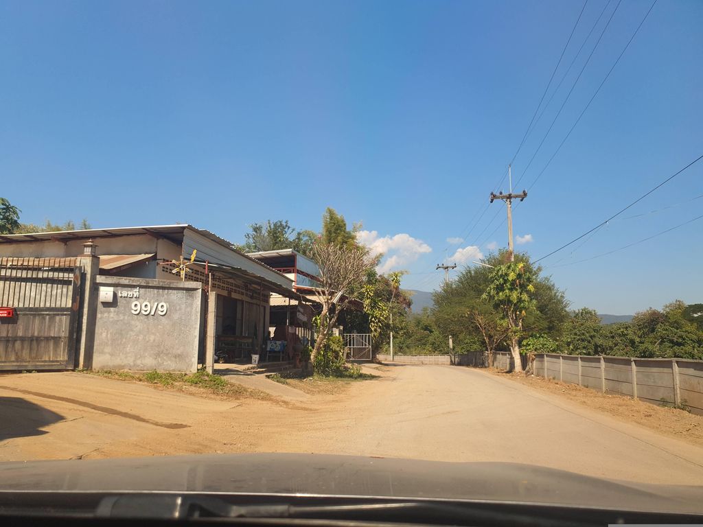 ภาพถนนตรงที่ The Hill Chiang Mai ตั้งอยู่ ถ่ายโดย jrcarlsen พ.ศ. 2566 (2023) · A street-level view of where The Hill Chiang Mai stands, by jrcarlsen in 2566 (2023)