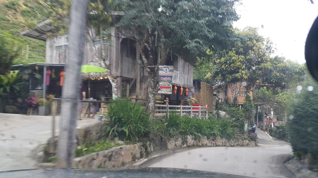 ภาพถนนตรงที่ ม่อนอุ้ยคำ-Monauikham ตั้งอยู่ ถ่ายโดย jrcarlsen พ.ศ. 2561 (2018) · A street-level view of where ม่อนอุ้ยคำ-Monauikham stands, by jrcarlsen in 2561 (2018)