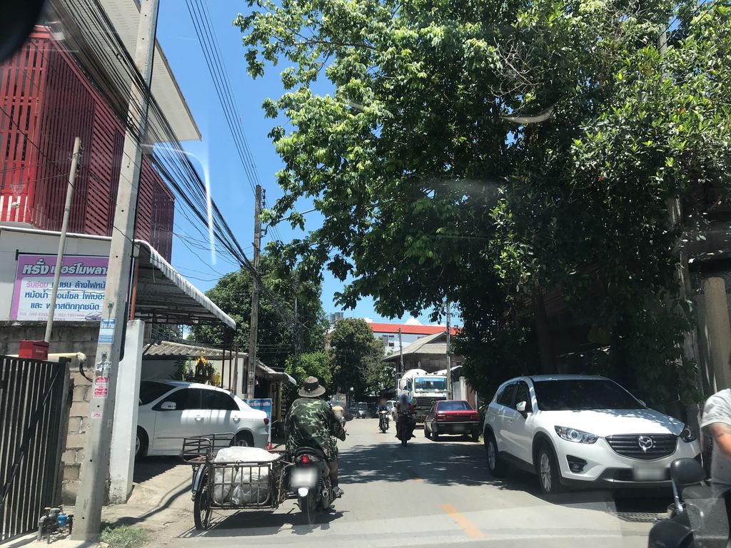 ภาพถนนตรงที่ Nat Guest House ตั้งอยู่ ถ่ายโดย prasert พ.ศ. 2561 (2018) · A street-level view of where Nat Guest House stands, by prasert in 2561 (2018)