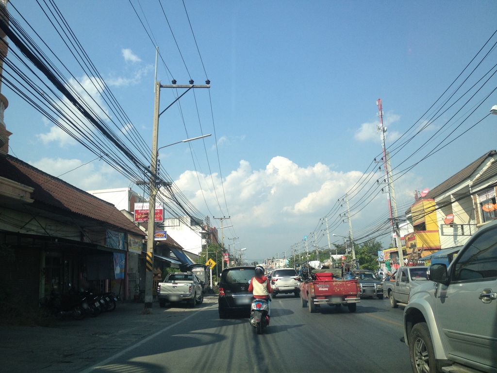 ภาพถนนตรงที่ ศูนย์รวมประกันรถยนต์ภาคเหนือ ตั้งอยู่ ถ่ายโดย jimwatana พ.ศ. 2558 (2015) · A street-level view of where ศูนย์รวมประกันรถยนต์ภาคเหนือ · Ruam Prakanrathayon Phaknuea Centre stands, by jimwatana in 2558 (2015)