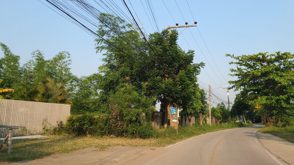 ภาพถนนตรงที่ บ้านจันทร์ฉาย หมู่ 2 ต.ยุหว่า อ.สันป่าตอง จ.เชียงใหม่ ตั้งอยู่ ถ่ายโดย jrcarlsen พ.ศ. 2565 (2022) · A street-level view of where บ้านจันทร์ฉาย หมู่ 2 ต.ยุหว่า อ.สันป่าตอง จ.เชียงใหม่ · Ban Chan Chai Mu 2 Ta.yuwa A.San Pa Tong Cha.Chiang Mai stands, by jrcarlsen in 2565 (2022)