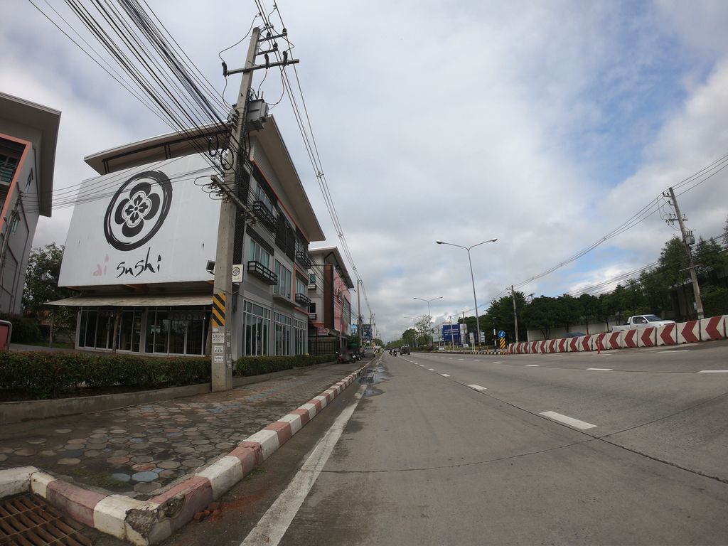 ภาพถนนตรงที่ เดอะ วัน เพลส ตั้งอยู่ ถ่ายโดย chanuwath_grab พ.ศ. 2562 (2019) · A street-level view of where เดอะ วัน เพลส · The Wan Place stands, by chanuwath_grab in 2562 (2019)