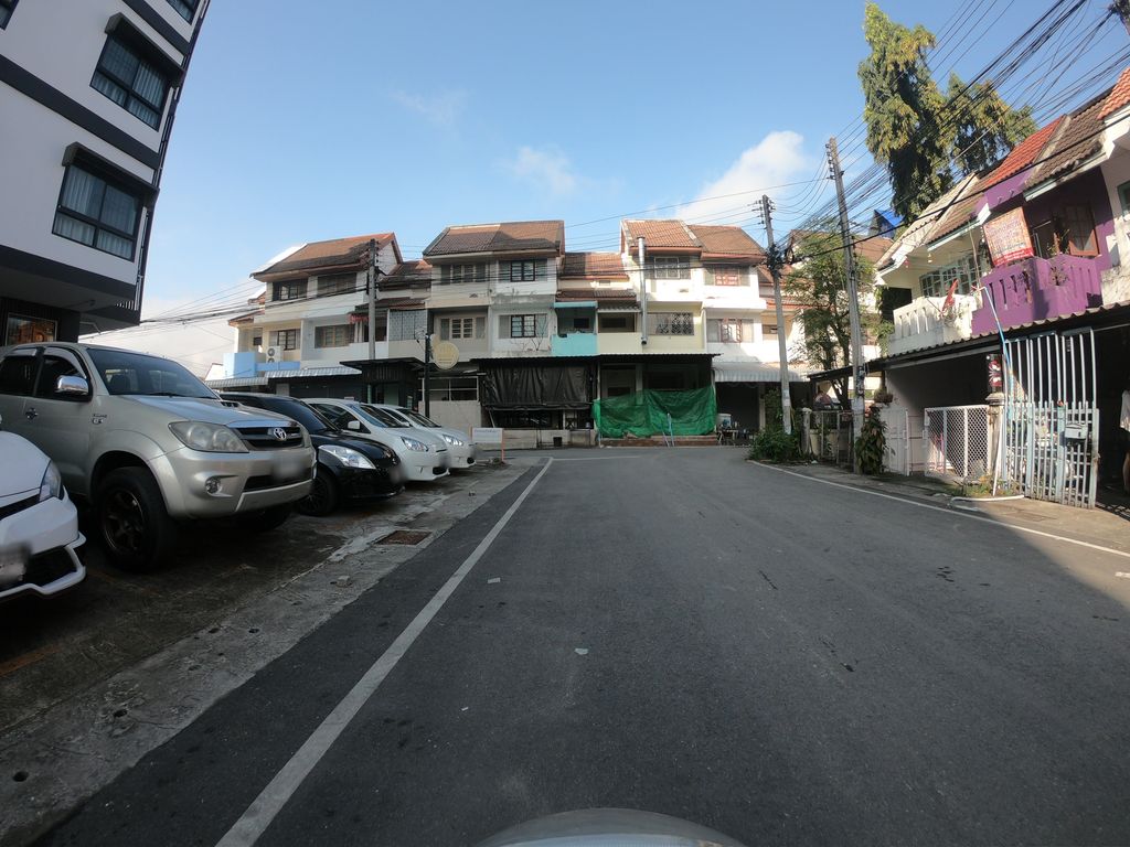 ภาพถนนตรงที่ Hacut barber ตั้งอยู่ ถ่ายโดย chanuwath_grab พ.ศ. 2562 (2019) · A street-level view of where Hacut barber stands, by chanuwath_grab in 2562 (2019)