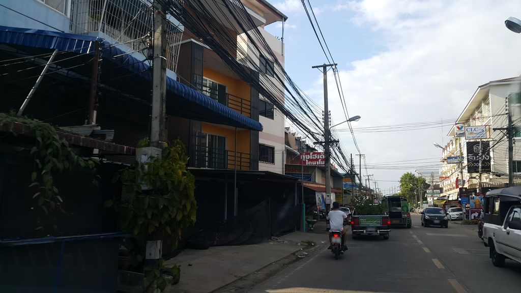 ภาพถนนตรงที่ Nakrith Florist ตั้งอยู่ ถ่ายโดย jrcarlsen พ.ศ. 2559 (2016) · A street-level view of where Nakrith Florist stands, by jrcarlsen in 2559 (2016)