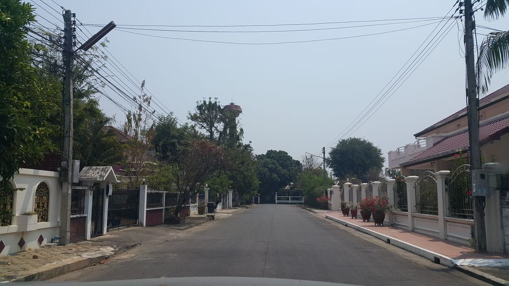 ภาพถนนตรงที่ CNX Lanna Homestay เชียงใหม่ ล้านนา โฮมสเตย์ ตั้งอยู่ ถ่ายโดย jrcarlsen พ.ศ. 2560 (2017) · A street-level view of where CNX Lanna Homestay เชียงใหม่ ล้านนา โฮมสเตย์ stands, by jrcarlsen in 2560 (2017)